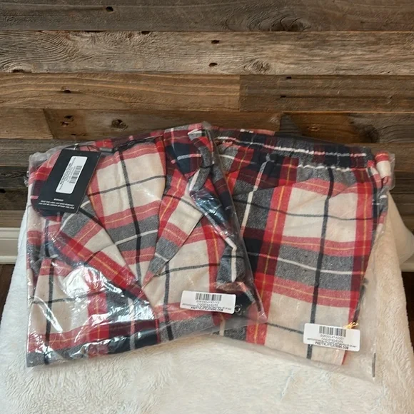 NWT Plaid Button-Up Sleepwear Set - Red and White 2XL - Picture 3 of 8